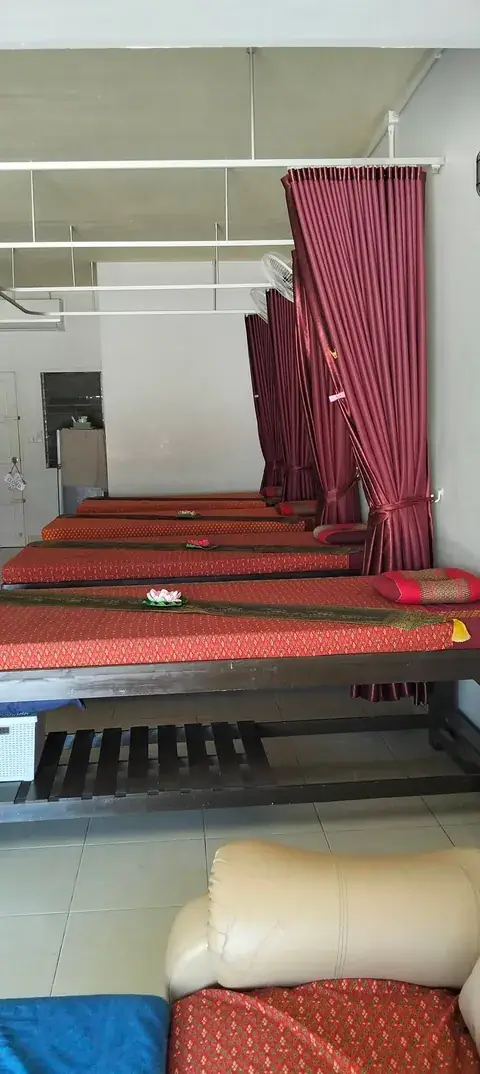 เตียงนวดและอุปกรณ์สะอาดของ Linly Massage